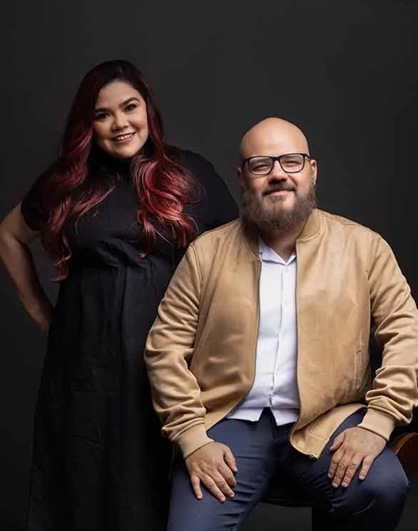 Vivi Santana y Heb Martínez, socios de H+V Digital Lab, en estudio