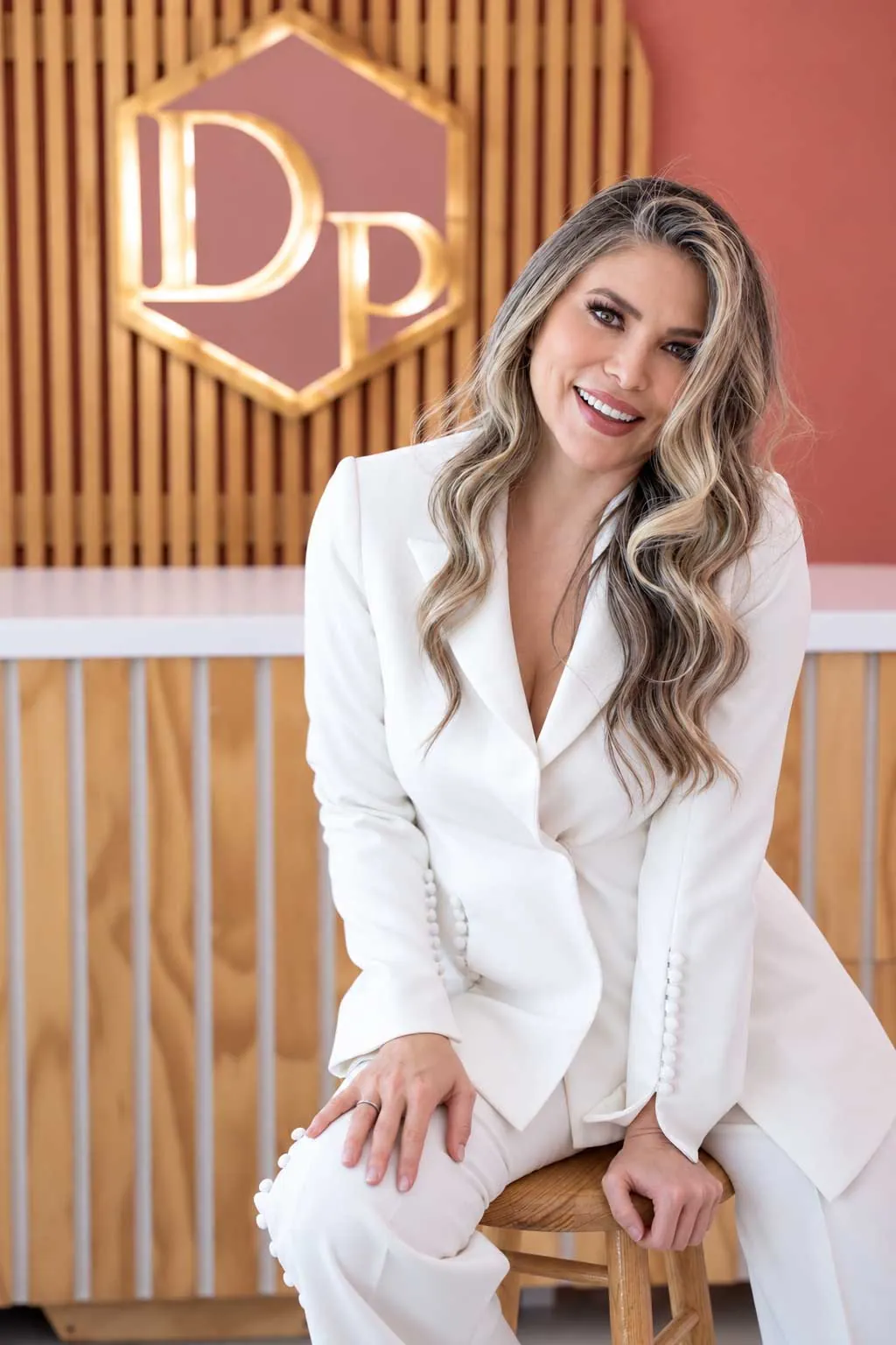 Retrato de una de las dermatólogas de Dermapro en la recepción de la clínica