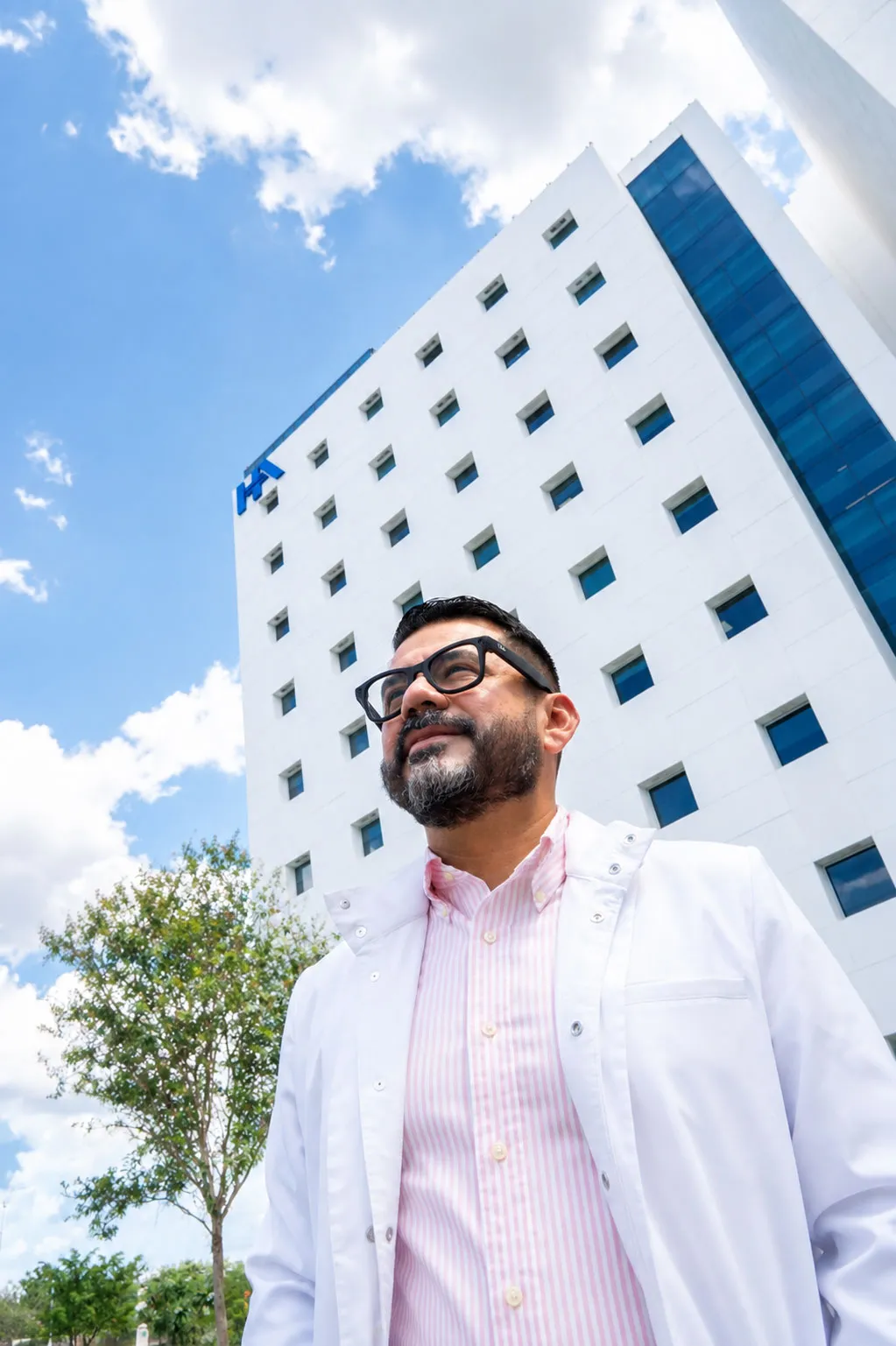 El Dr. Julio Monárrez frente al edificio del hospital